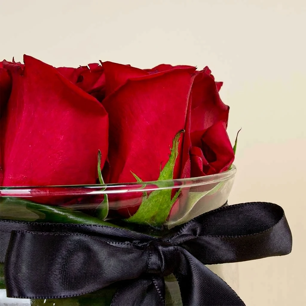هدية مميزة – مزهرية الورود الحمراء