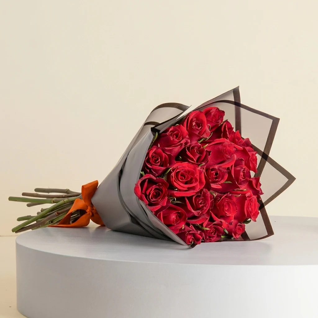 شوكولاتة باشونيل ١ كجم وباقة ورود حمراء
