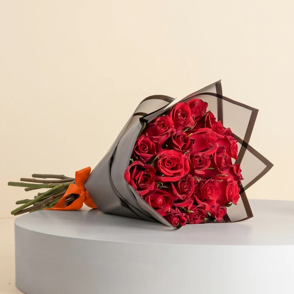 عطر نوي شوكو فرابيه مع باقة ورود حمراء